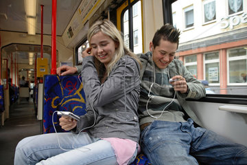 Essen  Jugendliche in der S-Bahn hoeren Musik