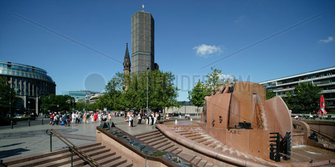 Berlin  Breitscheidplatz mit Brunnen und Gedaechtniskirche