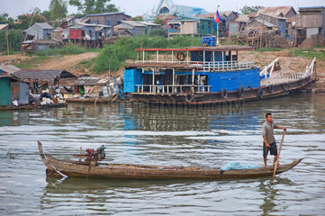 Phnom Penh  Kambodscha  ein Fischerboot vor einer Faehre am Mekongufer