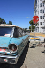 San Francisco  USA  rostender Oldtimer parkt an einer Kreuzung