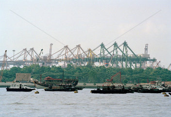 Containerhafen von Singapur  im Vordergrund Schlepper und Faehrboote