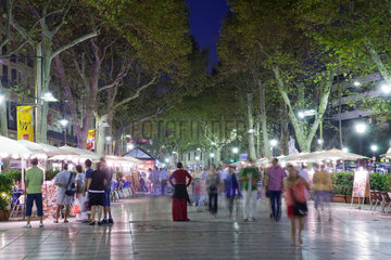 Barcelona  Spanien  nachts auf der La Rambla