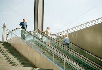 Senioren auf einer Rolltreppe am Potsdamer Platz  Berlin  Deutschland