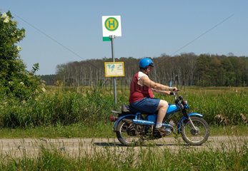 Granzow  Deutschland  Moped vor Bushaltestelle