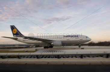 Berlin  Deutschland  Lufthansa-Maschine beim Start in Tegel