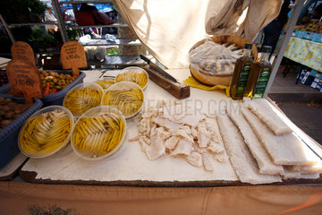 Alcudia  Mallorca  Spanien  eingelegter Fisch auf dem Wochenmarkt in Alcudia