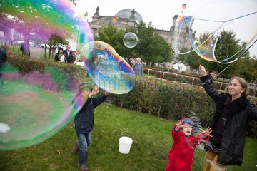 Berlin  Deutschland  Kinder spielen mit grossen Seifenblasen