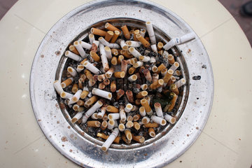 Dubai  Vereinigte Arabische Emirate  Zigarettenstummel in einem Aschenbecher