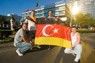 Berlin  Deutschland  Deuschtuerken mit selbstgenaehter deutsch-tuerkisch Fahne