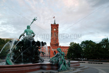 Berlin  Rotes Rathaus und Neptunbrunnen