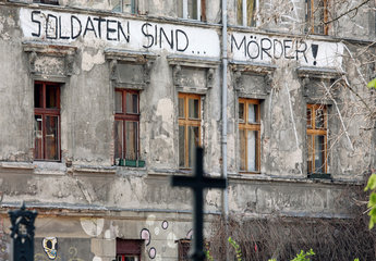Berlin  Deutschland  Hausfassade mit Graffitispruch