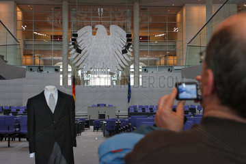 Berlin  Deutschland  Tag der offenen Tuer im Reichstag  im Plenarsaal