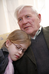 Hamburg  Deutschland  ein Grossvater kuschelt mit seiner Enkelin