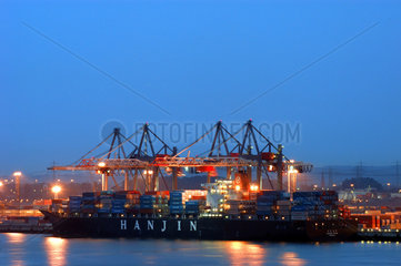 Containerschiff der Reederei Hanjin im Hamburger Hafen