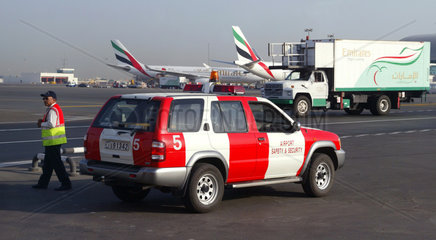 Fahrzeuge und Flugzeuge vor dem Flughafen von Dubai