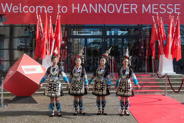 Hannover  Deutschland  chinesische Taenzerinnen vor dem Eingang der Hannover Messe