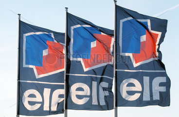 Wehende Flaggen mit dem Logo des Mineraloelkonzerns Total Fina Elf im Streiflicht