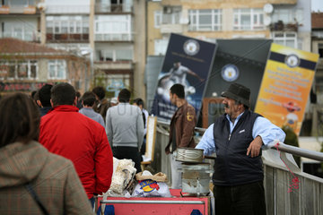 Istanbul  Tuerkei  ein Popcornverkaeufer mit seinem Stand auf einer Bruecke in Bakirkoey