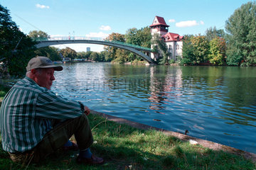 Berlin  Ein aelterer Mann sitzt im Treptower Park