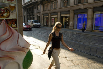 Mailand  Italien  junge Frau in der Innenstadt