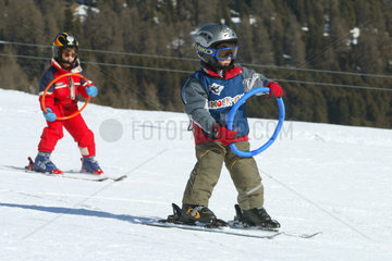 Kinder beim Ski fahren auf der Piste