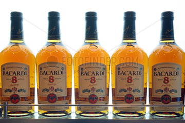 Symbolfoto  Flaschen mit Bacardi Rum