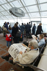 Paris  wartende lesen Zeitung am Flughafen