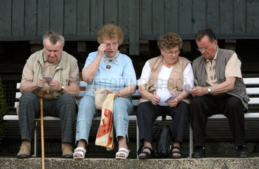 Dresden  Deutschland  Senioren sitzen auf einer Bank