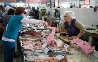 Olhao  Portugal  Fischmarkt in einer Markthalle in Olhao