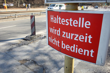 Berlin  Deutschland  Bushaltestelle ausser Betrieb wegen einem Schlagloch in einer Strasse