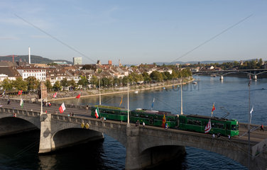 Basel  Schweiz  die Mittlere Bruecke am Rheinufer
