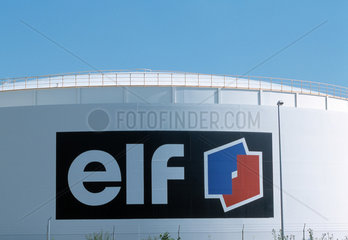 Vorratstank der Raffinerie in Leuna mit Elf-Logo  Deutschland