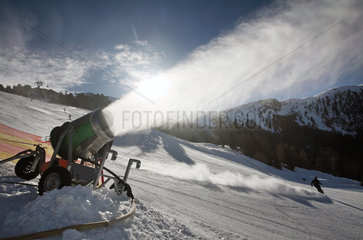 Jerzens  Oesterreich  Schneekanone und Skifahrer auf der Piste