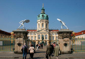 Berlin  Charlottenburger Schloss und Besucher