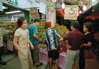 Kunden an einem Verkaufsstand fuer Durianfruechte  Singapur