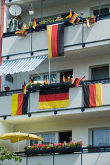 Berlin  Deutschland  deutsche Nationalfahnen schmuecken Balkone zur Fussball-WM