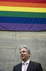 Berlin  Deutschland  Berlins Regierender Buergermeister Klaus Wowereit (SPD) hisst die Regenbogenfahne