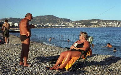 Eine Unterhaltung zwischen Mann und Frau am Strand