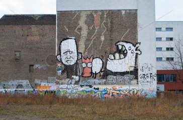 Berlin  Deutschland  Brandmauer mit Graffiti auf einem noch unbebautem Grundstueck