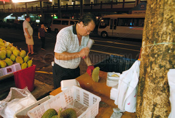 Naechtliche Szene an einem Verkaufsstand fuer Durianfruechte  Singapur