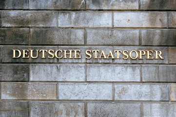 Fassadendetail der Deutschen Staatsoper in Berlin-Mitte