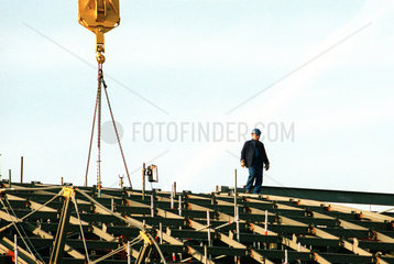 Arbeiter auf dem Dach der Stahlkonstruktion einer Baustelle