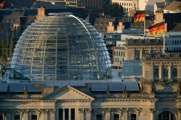 Berlin  Reichstagskuppel und Dach des Reichstags