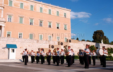 Athen  Musikkapelle spielt am Athener Parlament