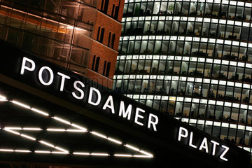 Berlin  Kopfbauten und Schriftzug Potsdamer Platz beleuchtet