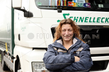 Braunschweig  Deutschland  Truckerin Inge Wiese vor ihrem Lkw
