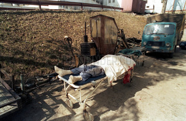 Sarajevo  Bosnien und Herzegowina  toter Mann auf einer Liege vor dem Krankenhaus