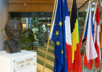 Strasbourg  Bronzebueste der Politikerin Louise Weiss neben Europafahnen