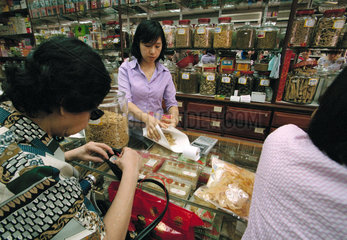 Verkaeuferin in einer chinesischen traditionellen Apotheke