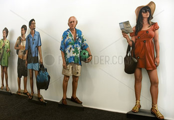 Berlin  Deutschland  durchloecherte Holzfiguren als Touristen auf der Art Forum 2007
